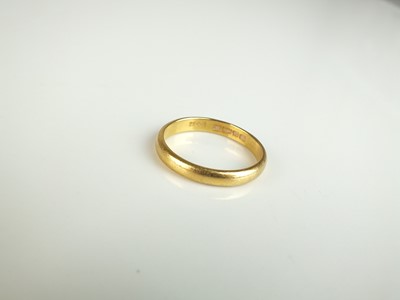 Lot 345 - A 22ct gold band