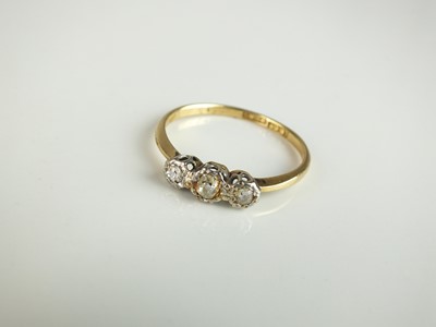 Lot 342 - A graduated three stone diamond ring