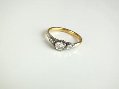 Lot 135 - A single stone diamond ring