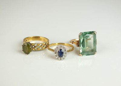 Lot 148 - Three stone set rings