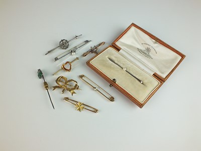 Lot 138 - A small collection of bar brooches/stick pins