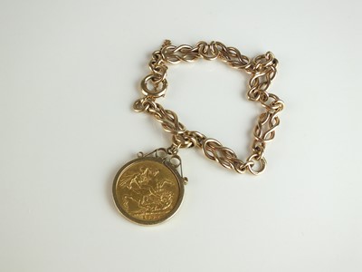 Lot 134 - A sovereign set bracelet