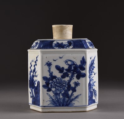 Lot 111 - A Chinese blue and white tea canister, 19th century