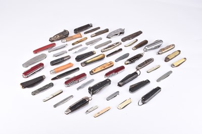 Lot 166 - A group of pocket and utility knives