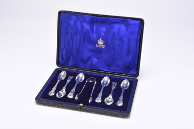 Lot 75 - An Edwardian cased set of six Kings pattern silver teaspoons with sugar tongs