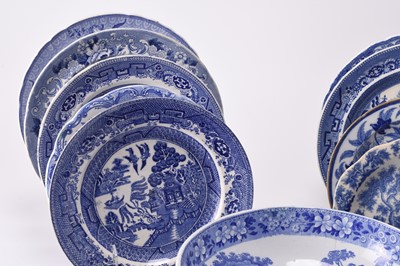 Lot 31 - A mixed group of blue and white including scarce Herculaneum warming plate