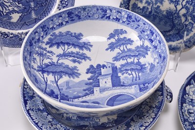 Lot 31 - A mixed group of blue and white including scarce Herculaneum warming plate