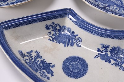 Lot 31 - A mixed group of blue and white including scarce Herculaneum warming plate