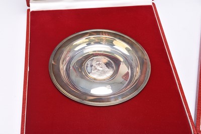 Lot 44 - A set of five cased 'Royal Lineage' series silver Armada dishes