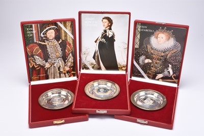 Lot 44 - A set of five cased 'Royal Lineage' series silver Armada dishes