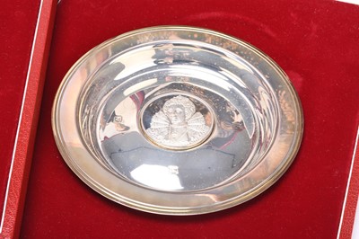 Lot 44 - A set of five cased 'Royal Lineage' series silver Armada dishes