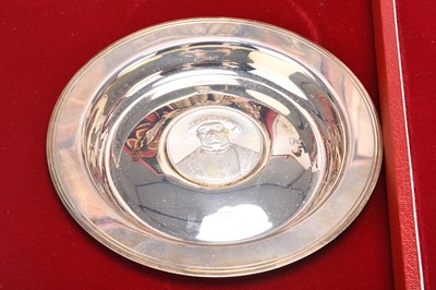 Lot 44 - A set of five cased 'Royal Lineage' series silver Armada dishes