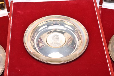 Lot 44 - A set of five cased 'Royal Lineage' series silver Armada dishes