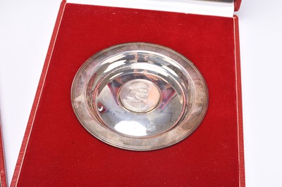 Lot 44 - A set of five cased 'Royal Lineage' series silver Armada dishes