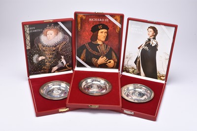 Lot 62 - A set of five cased 'Royal Lineage' series silver Armada dishes