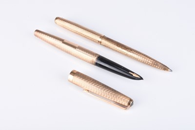 Lot 121 - Two 9ct gold Parker pens