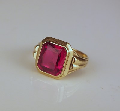 Lot 201 - A Gentleman's synthetic ruby ring