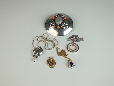 Lot 208 - A small collection of jewellery