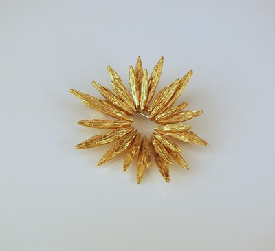 Lot 339 - An abstract yellow metal brooch