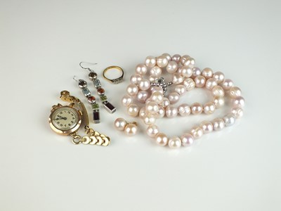 Lot 99 - A small collection of jewellery