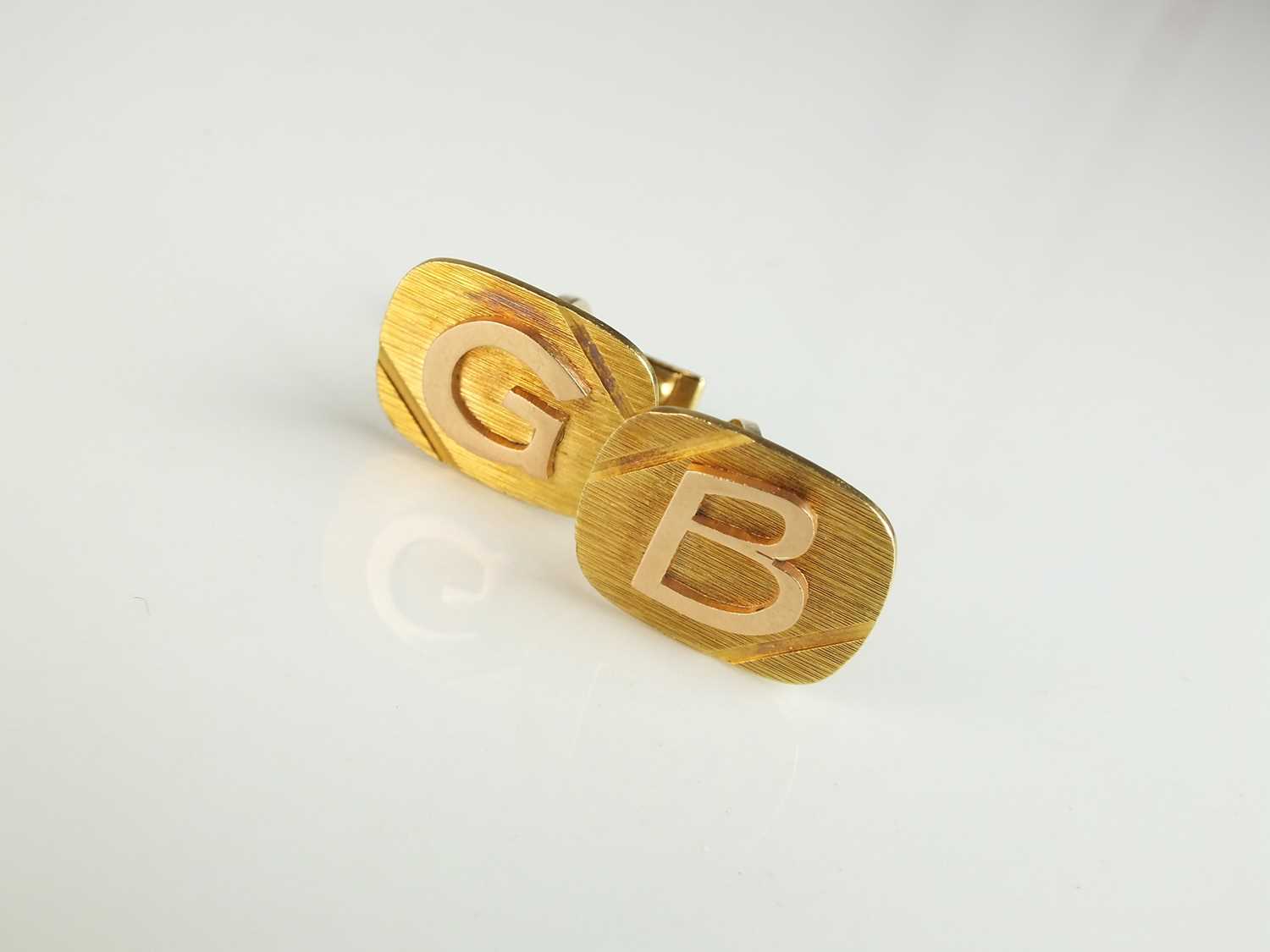 Lot 122 - A pair of yellow metal cufflinks