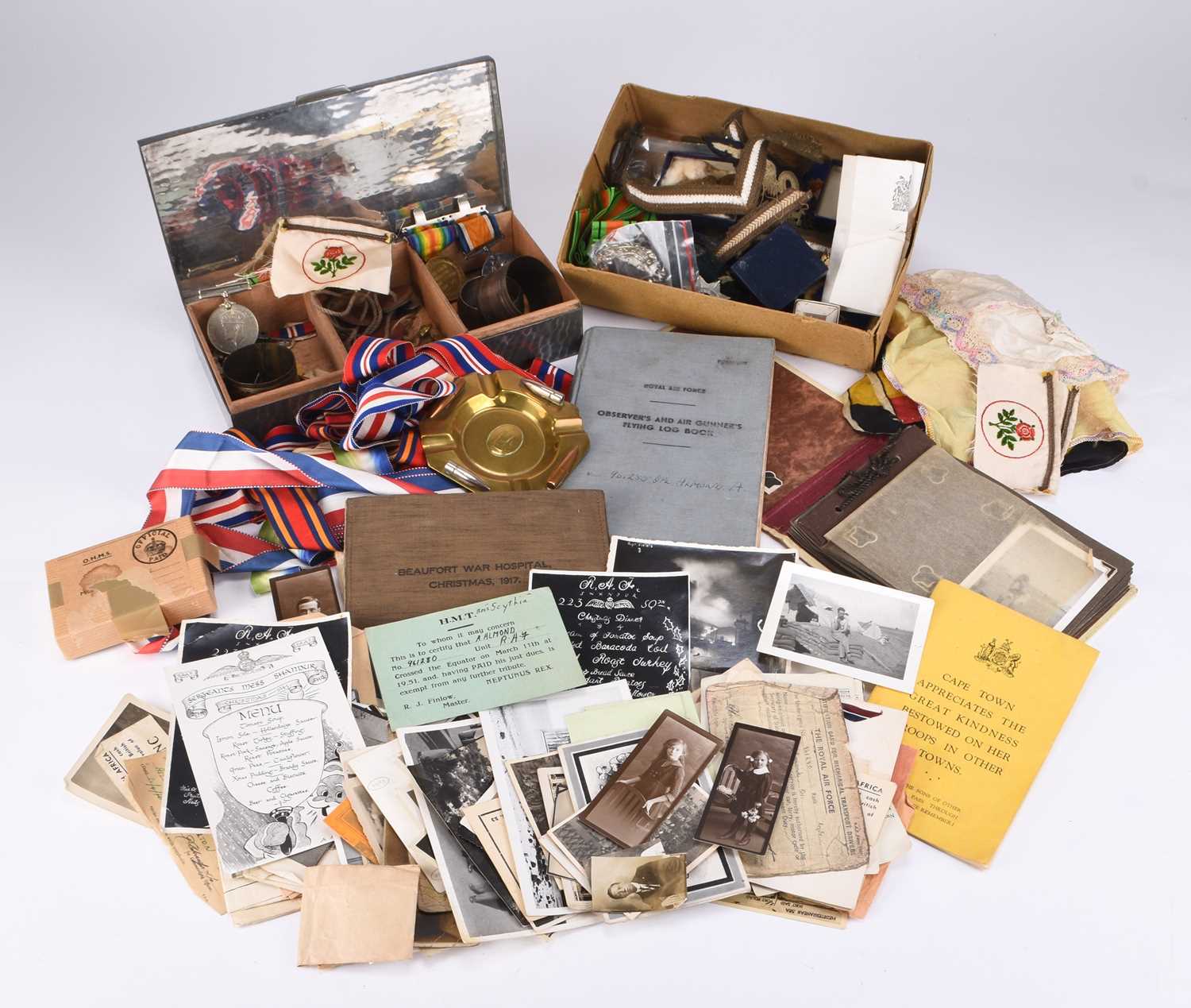 Lot 164 - An assembled collection of WW1 and WW2 militaria