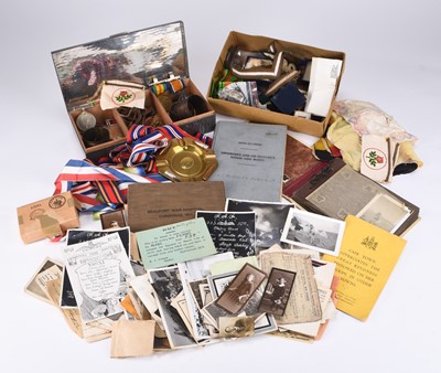 Lot 164 - An assembled collection of WW1 and WW2 militaria