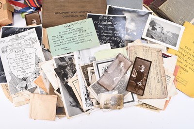 Lot 164 - An assembled collection of WW1 and WW2 militaria