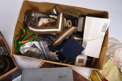 Lot 164 - An assembled collection of WW1 and WW2 militaria