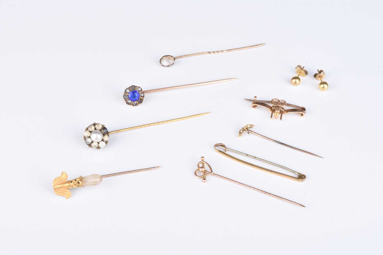 Lot 150 - A small collection of pins/brooches