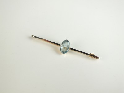 Lot 152 - An Art Deco aquamarine bar brooch