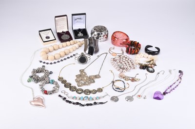 Lot 147 - A large collection of various piece of costume jewellery