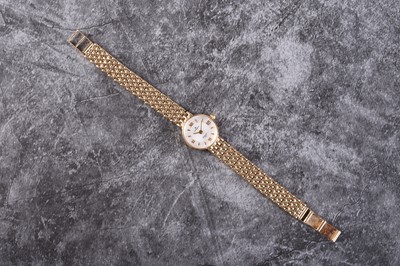 Lot 375 - Sovereign: A lady's 9ct gold bracelet watch