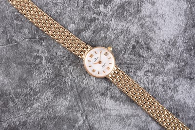 Lot 375 - Sovereign: A lady's 9ct gold bracelet watch