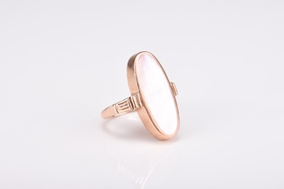 Lot 348 - A 9ct gold mother of pearl ring