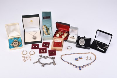 Lot 211 - A collection of jewellery and costume jewellery