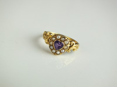 Lot 209 - A heart shaped amethyst and split seed pearl cluster ring