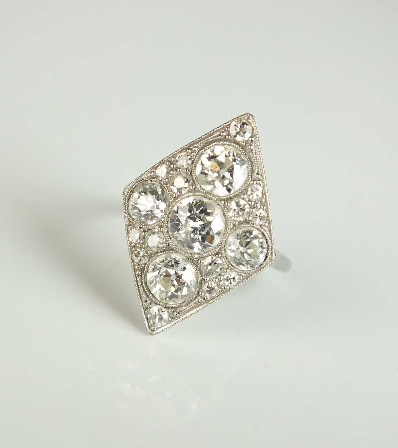 Lot 295 - An Art Deco diamond set plaque cluster ring