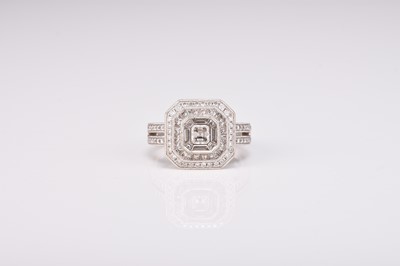 Lot 164 - An Art Deco style diamond set cluster ring