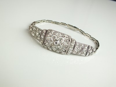 Lot 192 - An Art Deco diamond bracelet