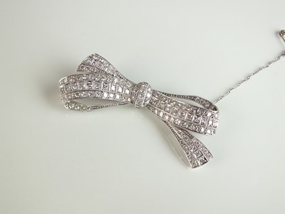 Lot 136 - An Art Deco diamond set bow brooch