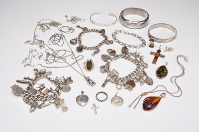Lot 194 - A small collection of silver and white metal jewellery