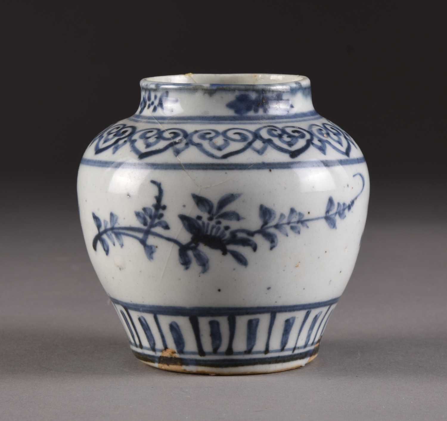 Lot 117 - A Chinese blue and white vase, Ming Dynasty