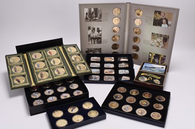 Lot 162 - A collection of commemorative coinage