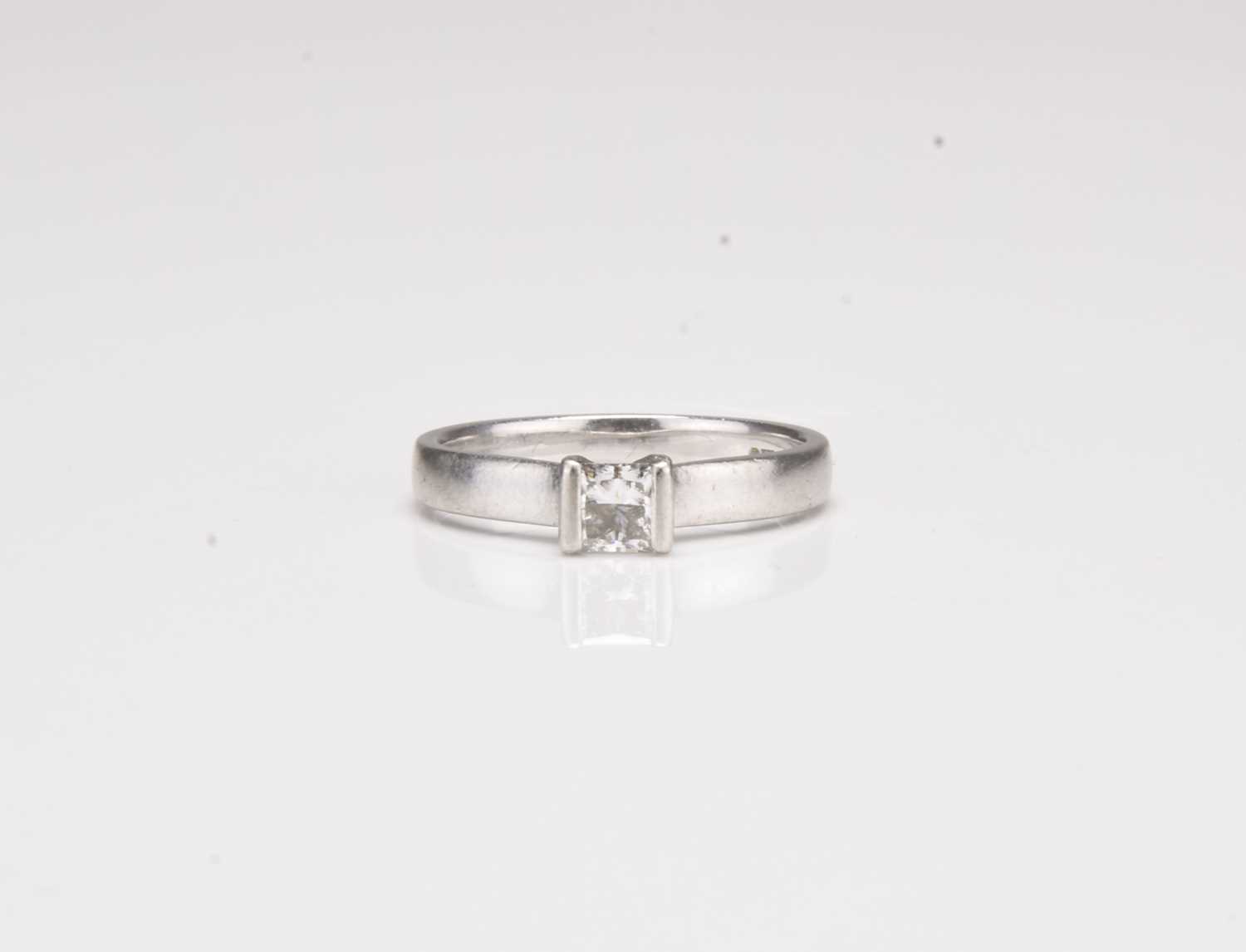 Lot 169 - A platinum single stone diamond ring