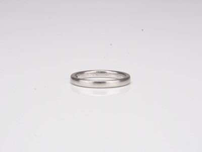 Lot 152 - A platinum wedding band