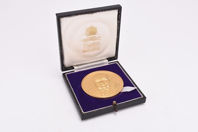 Lot 331 - Limited edition Winston Churchill 22ct gold commemorative medal