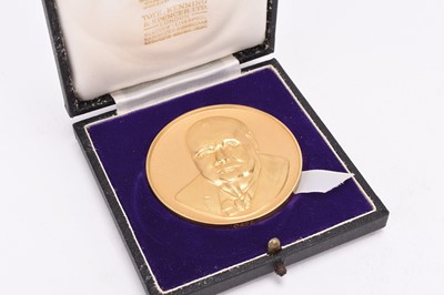 Lot 331 - Limited edition Winston Churchill 22ct gold commemorative medal