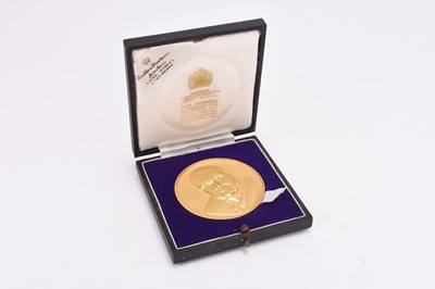 Lot 332 - Limited edition 22ct gold Winston Churchill commemorative medal