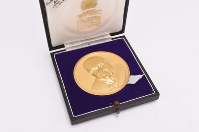 Lot 332 - Limited edition 22ct gold Winston Churchill commemorative medal